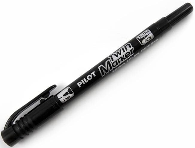 Pilot Twin dvouhrotý permanentní popisovač černé barvy, šířka stopy 0,4/0,5mm, šířka hrotu 0,8/2mm