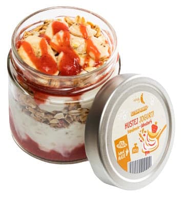 Hustej jogurt s müsli, banány a jahodami