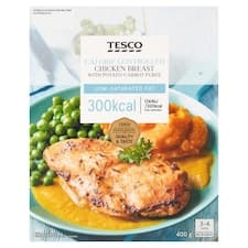 Pečený kuřecí prsní filet s bramborovo-mrkvovým pyré, omáčkou a dušeným zeleným hráškem 400g