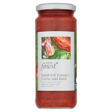 Finest Hotová rajčatová omáčka na těstoviny s česnekem, sušenými rajčaty a bazalkou 340g