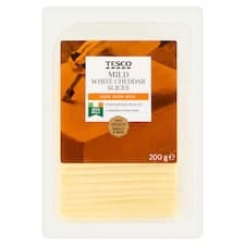 Přírodní zrající plnotučný tvrdý sýr cheddar plátky 200g