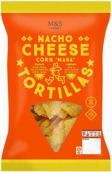 Marks & Spencer Kukuřičné tortillové lupínky s příchutí sýru nacho, se sušeným čedarem, smetanou a červenou paprikou