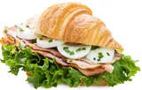 Pappudia Croissant máslový s vejcem, anglickou slaninou a pažitkou