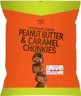Marks & Spencer Čokoládové tyčinky s arašídovým máslem a karamelem