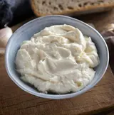 Authentic Česneková pomazánka