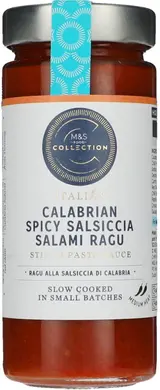 Marks & Spencer Rajčatová omáčka s kousky vepřové klobásy a s červeným vínem