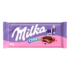 Milka Strawberry Oreo Sandwich mléčná čokoláda z alpského mléka se sušenkami a jahodovou náplní 92 g