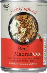 Marks & Spencer Kousky hovězího masa v pikantní curry omáčce s rajčaty, cibulí a kokosem