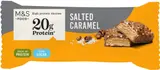 Marks & Spencer Proteinová tyčinka s příchutí slaného karamelu máčená v mléčné čokoládě s přidaným sladidlem