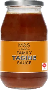 Marks & Spencer Rajčatová omáčka tagine s cibulí, červenou paprikou, meruňkami a kořením