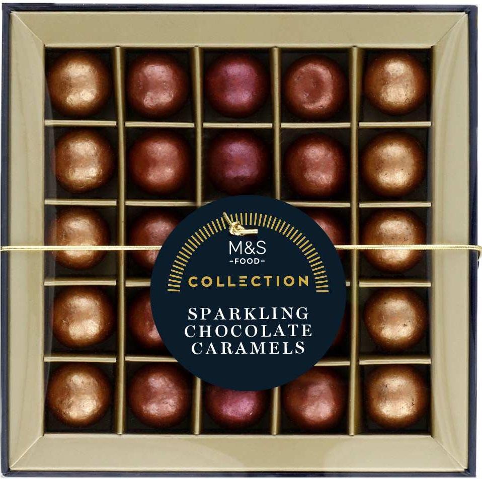 Marks & Spencer Pralinky z hořké a mléčné čokolády plněné různými náplněmi a ozdobené třpytivou cukrářskou ozdobou